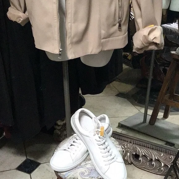 SUGARDADDYS Inc.Pleather tan jkt.Bomber !!!Detail galore.Zip on sleeves too.